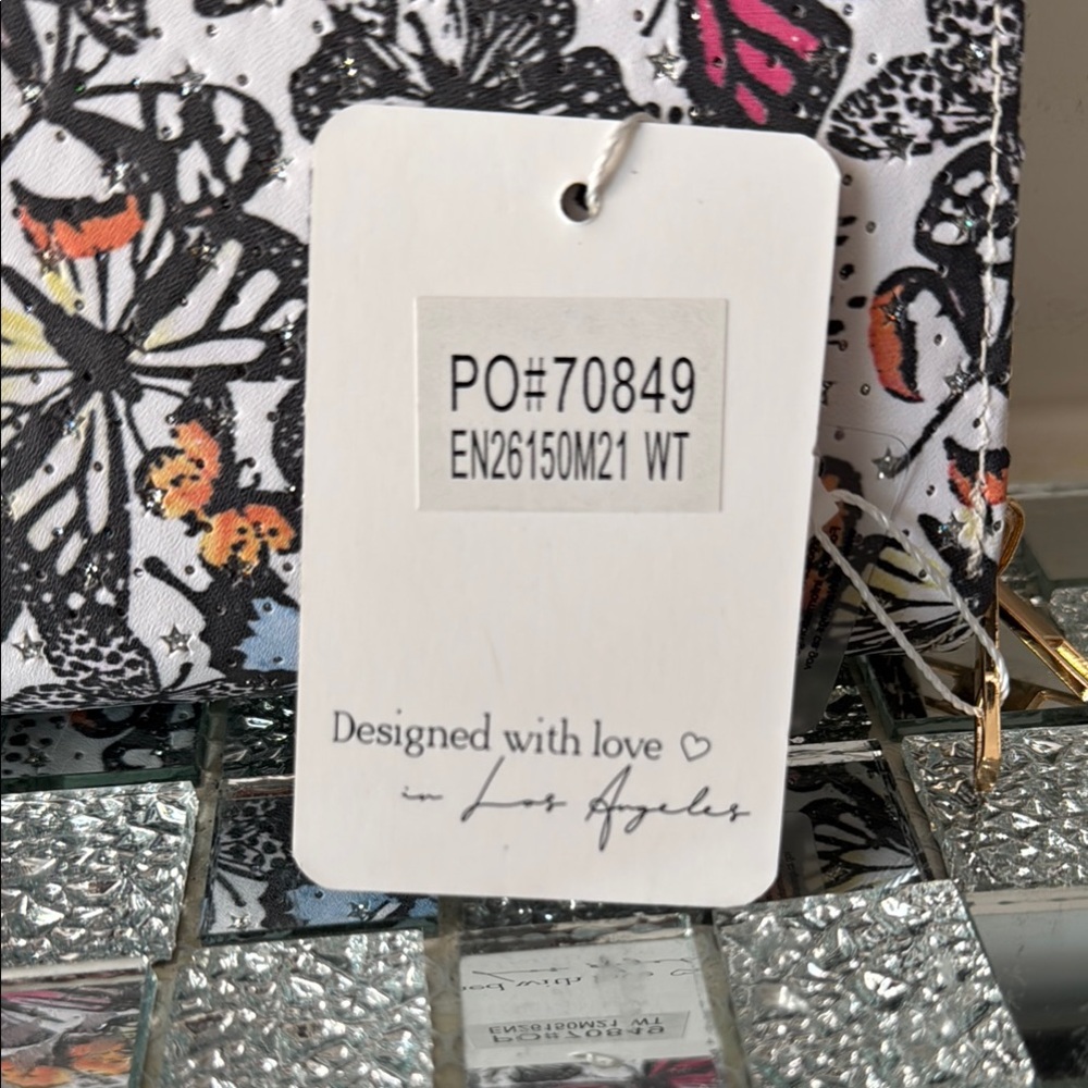 🦋 Blush Kiss Butterfly Wristlet Wallet – Chic & Functional! 🦋 - Picture 5 of 10
